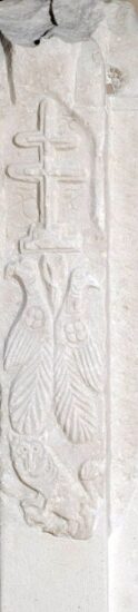 Πεσσίσκος μαρμάρινου τέμπλου με διακοσμητικά μοτίβα και μορφές ζώων